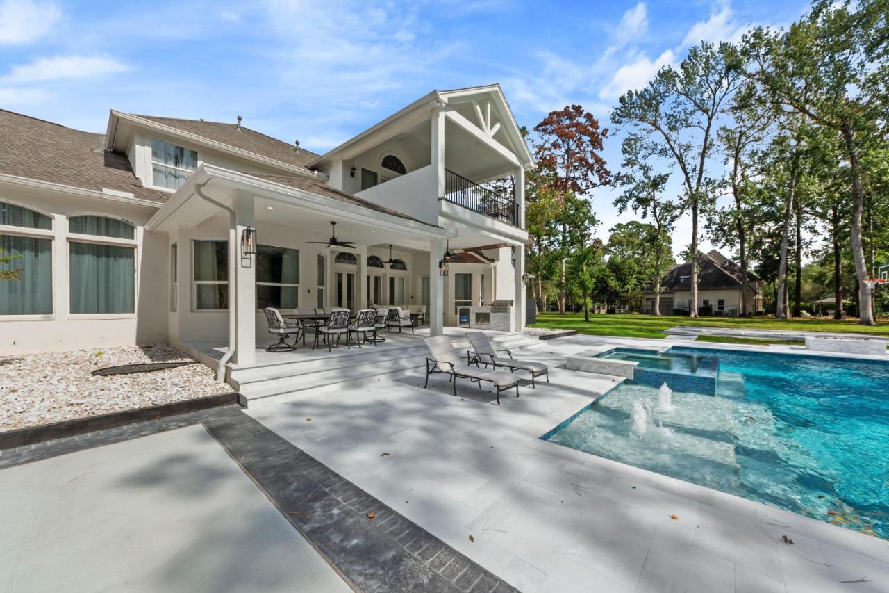 Luxury Mansion in The Woodlands TX with Heated Pool, Spa, BBQ & Basketball Court - B&B The Woodlands