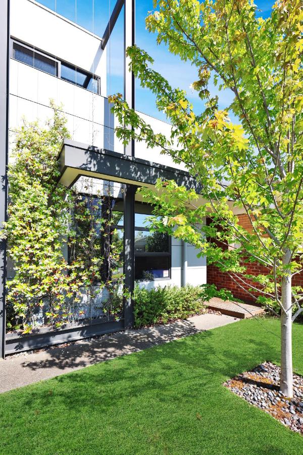 Frankie Luxury pool house Geelong Sleeps 12 Close to GMHBA cafes restaurants shops schools - Chambres d'hôtes Newtown and Chilwell