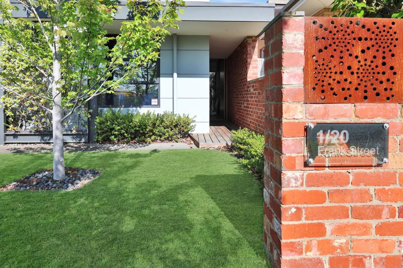 Frankie Luxury pool house Geelong Sleeps 12 Close to GMHBA cafes restaurants shops schools - Chambres d'hôtes Newtown and Chilwell