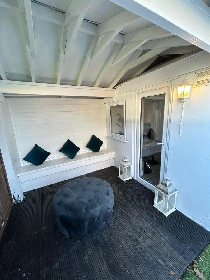 HERTFORD House with garden parking pet friendly pool room - Chambres d’hôtes Hertford