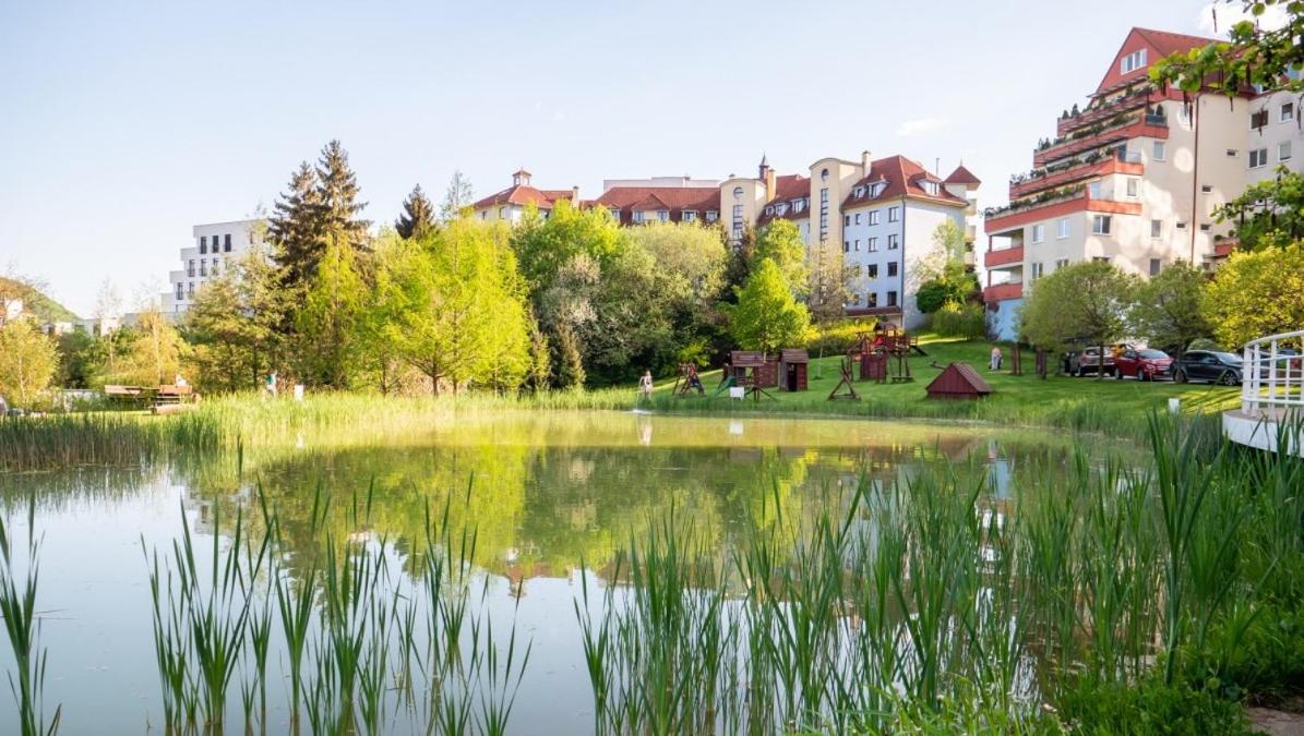 ALURE RESIDENCES 2 & 24h self check-in, parking in the garage in the apartment building included, new building, terrace, green location with a forest park with a lake, children's playground - Chambres d’hôtes