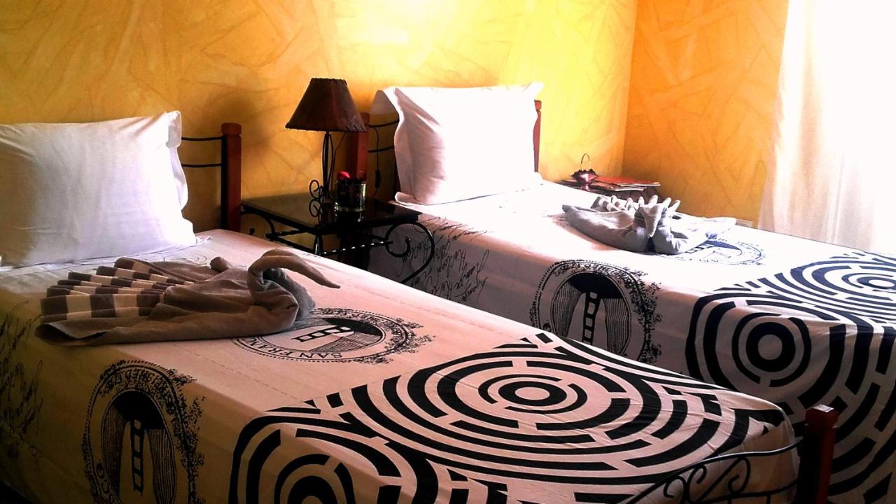 Héliodore Twin Room with Shared Bathroom