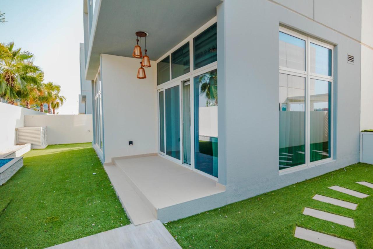Luxurious 6-Bedroom Villa with Scenic Views - Bed and Breakfast Dubai