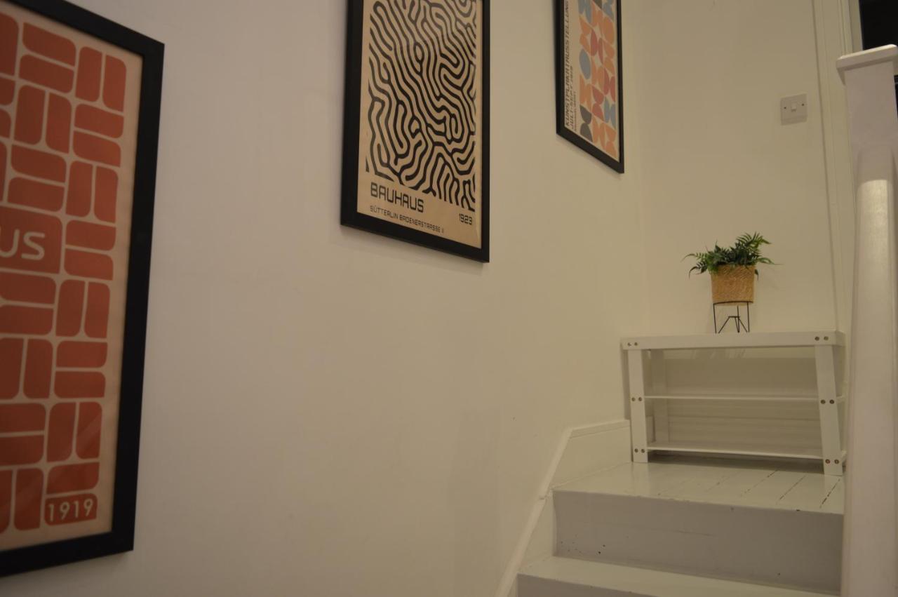 Deluxe Maisonette Oval, Sleeps 4, Garden & Hammock 2 bedrooms - Open for Business stays, Relocators, Long Stays, Contractors - Chambres d'hôtes Londres