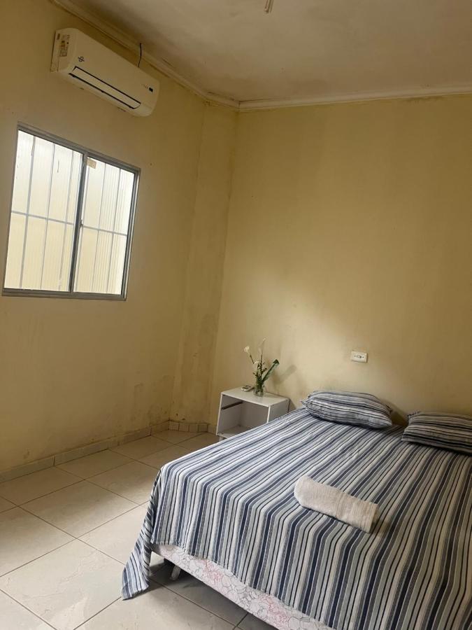 Meu espaço amplo dois quartos, duas camas de casal e uma de solteiro - Chambres d’hôtes