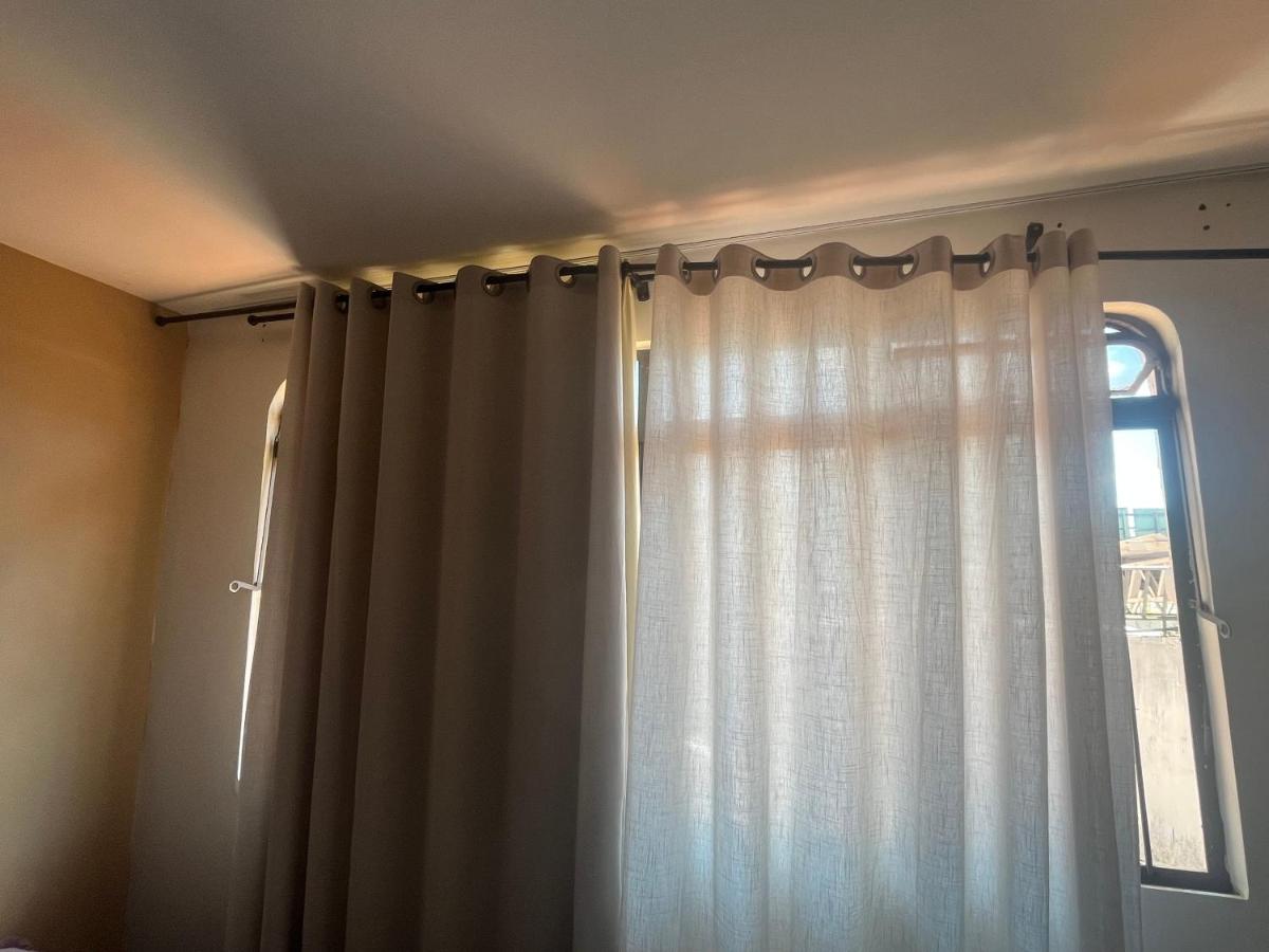 Suite Bueno econômica com Ar split Tv a acabo Wi-fi fibra local otimo e rico em comércio - B&B Goiânia