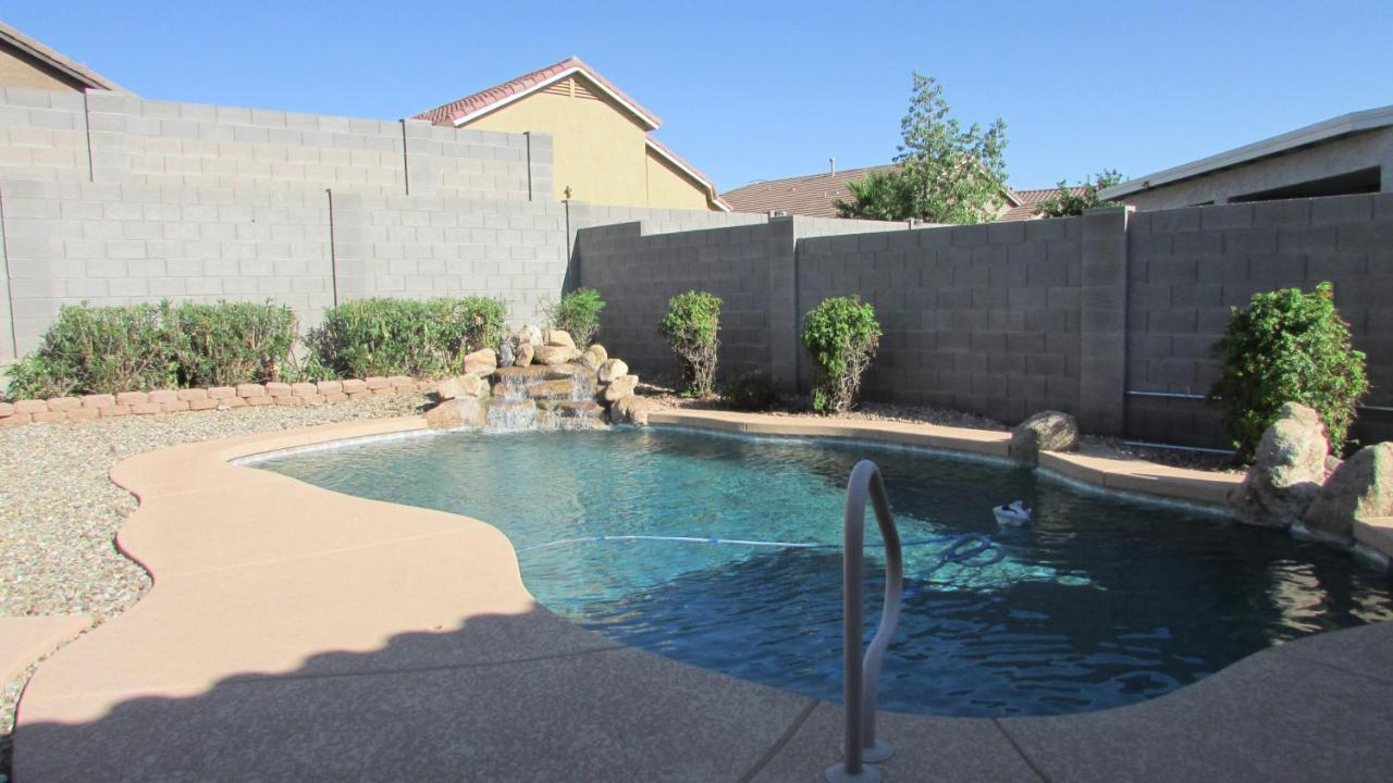 Cozy home near freeways w pool BBQ - B&B