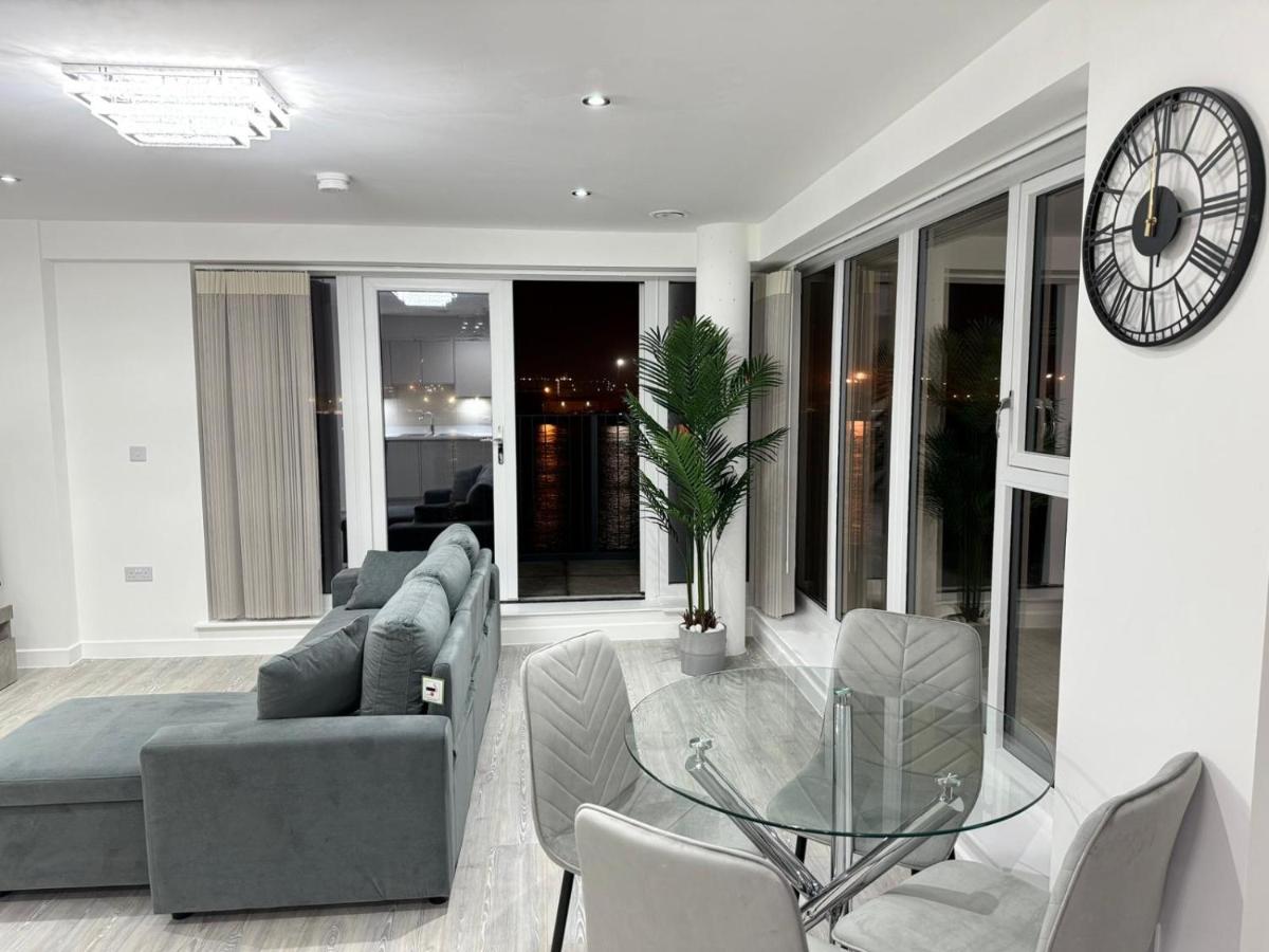 Serenity Waterfront 2 Bed Apartment - Ferienwohnung