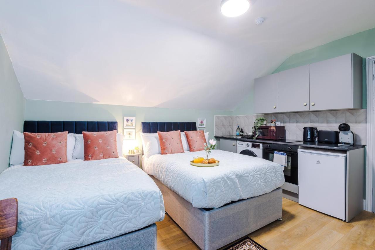 Victoria Park Studio 9 - Free Parking, WiFi, Near Train Station, Free Netflix, Prime & DisneyPlus - Chambres d'hôtes Royal Leamington Spa