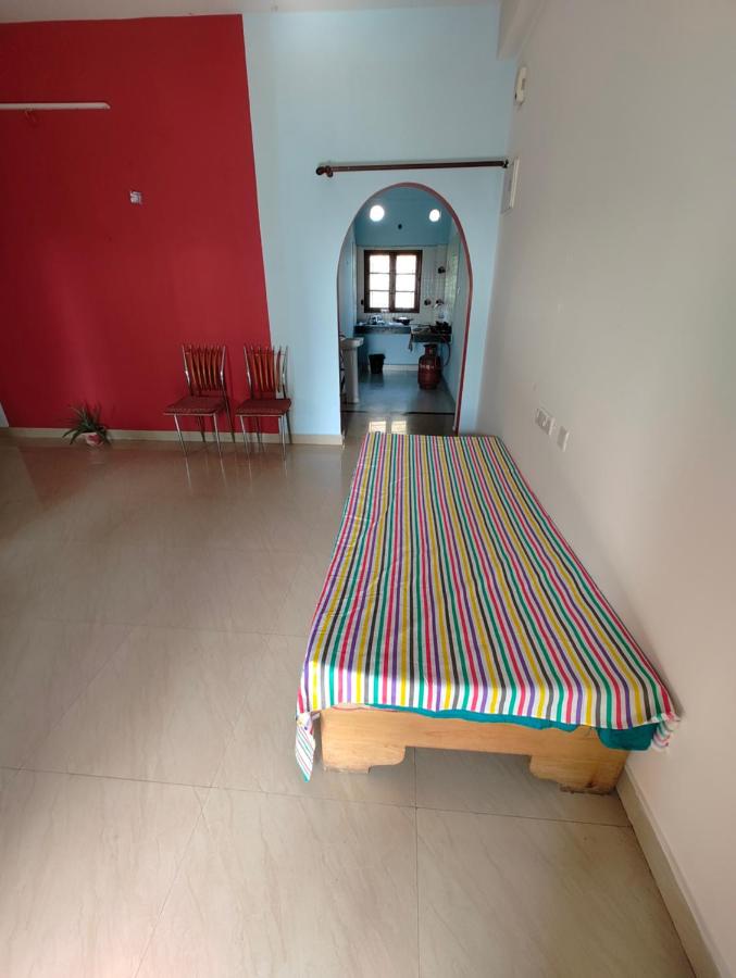 Tales of Guwahati 202 - Independent 1BHK- AC extra 200 - Chambres d'hôtes Guwahati