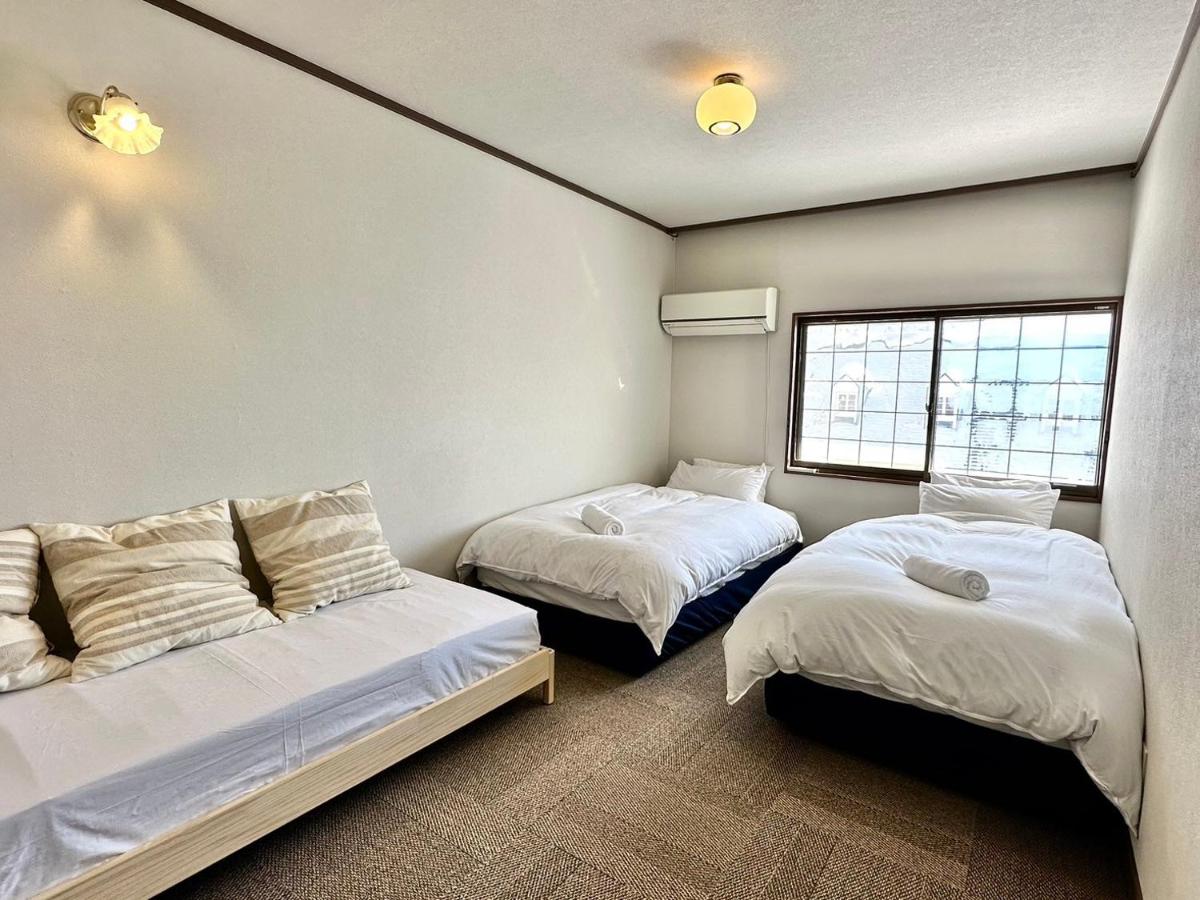 Chambre Lits Jumeaux avec Salle de Bains Commune