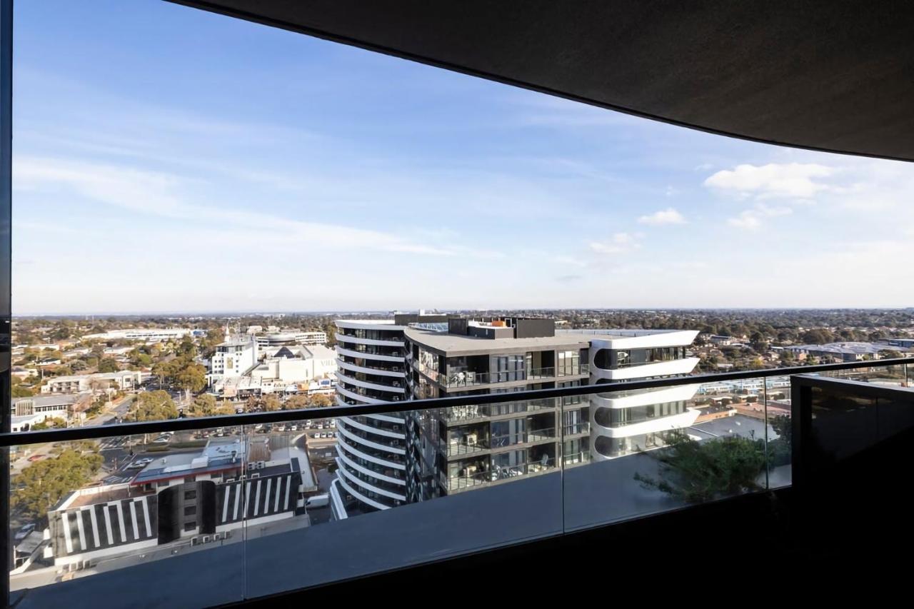 Modern 2BR Abode with Balcony View Gym Access - B&B