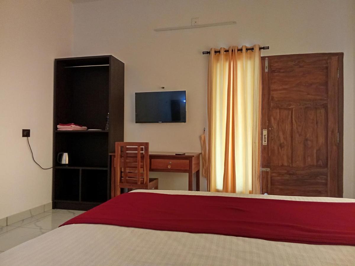 Deluxe Double Room with Side Sea View