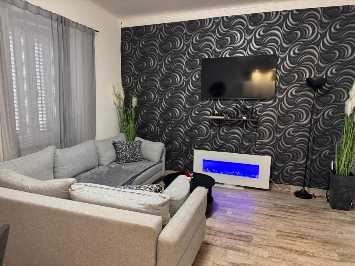Apartment Lorena s terasom -prizemlje-EG-pianterreno with garden - Ferienwohnung