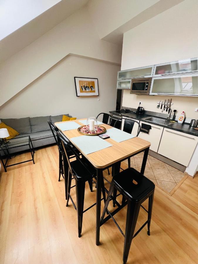 Central, Cozy & Stylish Apartment with Views - Ferienwohnung Prag