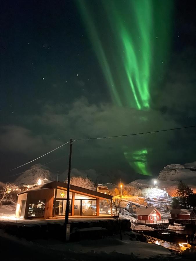 Waterfront Villa with Private Dock in Lofoten - B&B Moskenes