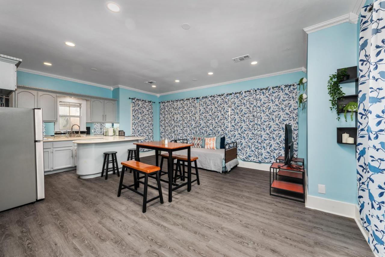 Spacious 1-BR Midtown Houston Apt with King Bed & Free Parking - B&B