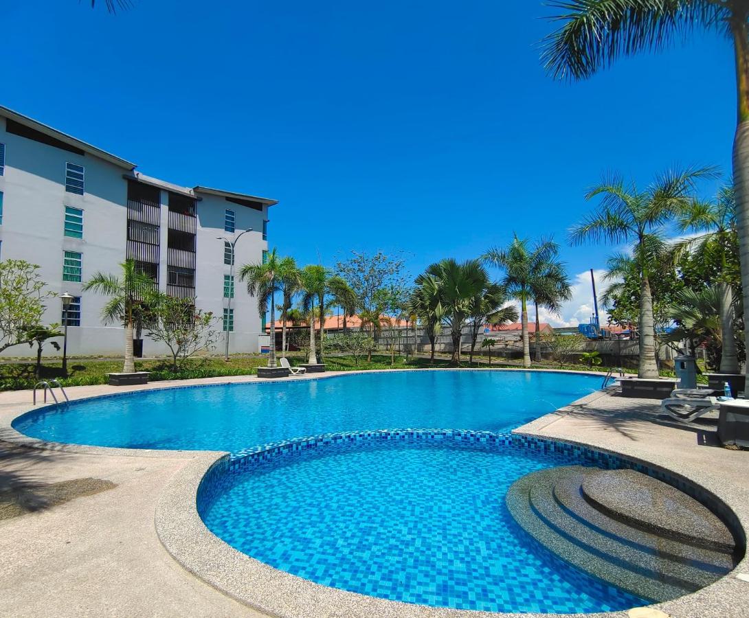 AY3 Home with swimming pool access - B&B Lahad Datu