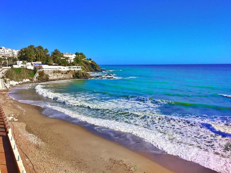 Malibu Beach Deluxe Wohnung Strandlage - Bed and Breakfast Benalmádena