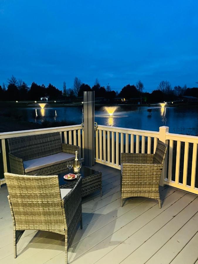 Lakeside Escape with Hot Tub - B&B York
