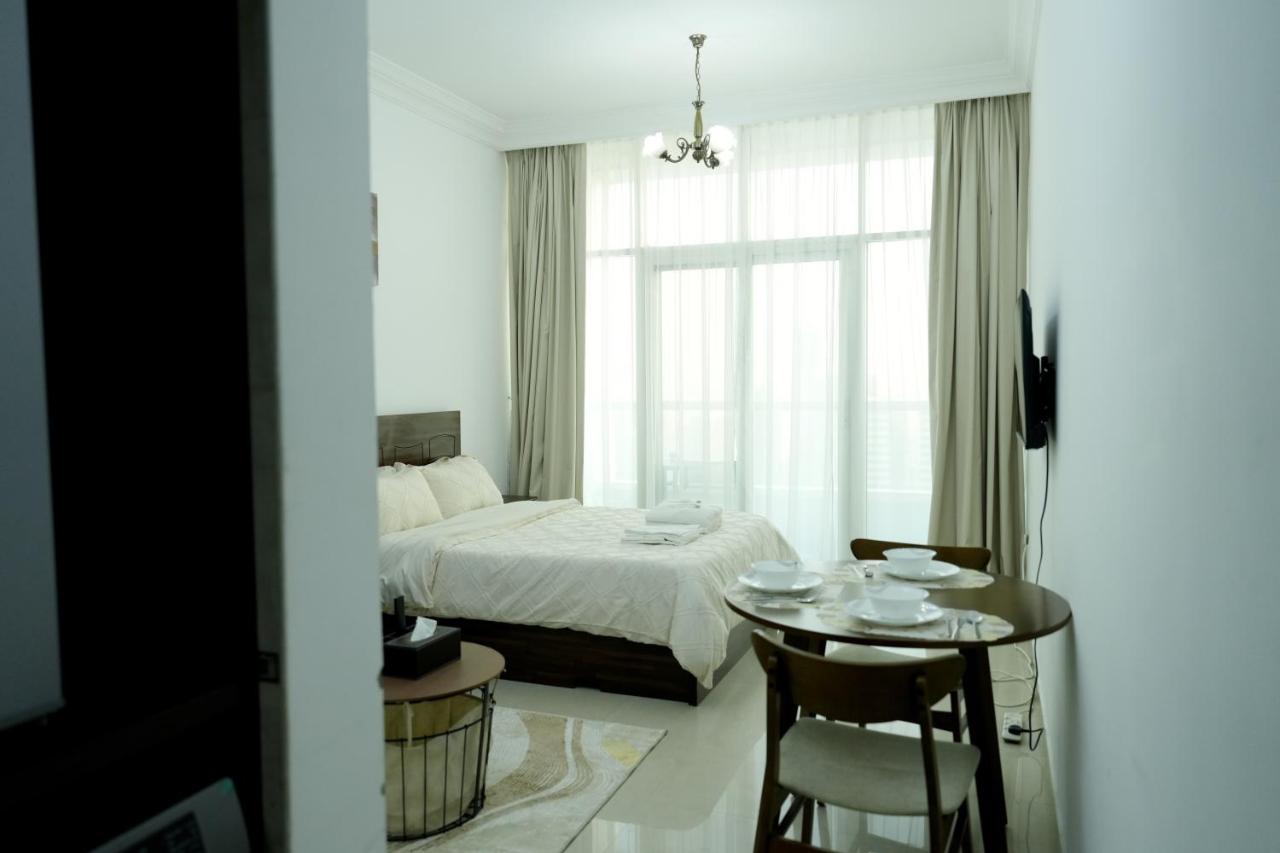 Cozy Private Studio -Near Beach -City View -Downtown Sharjah - Pool & Gym - Bed and Breakfast