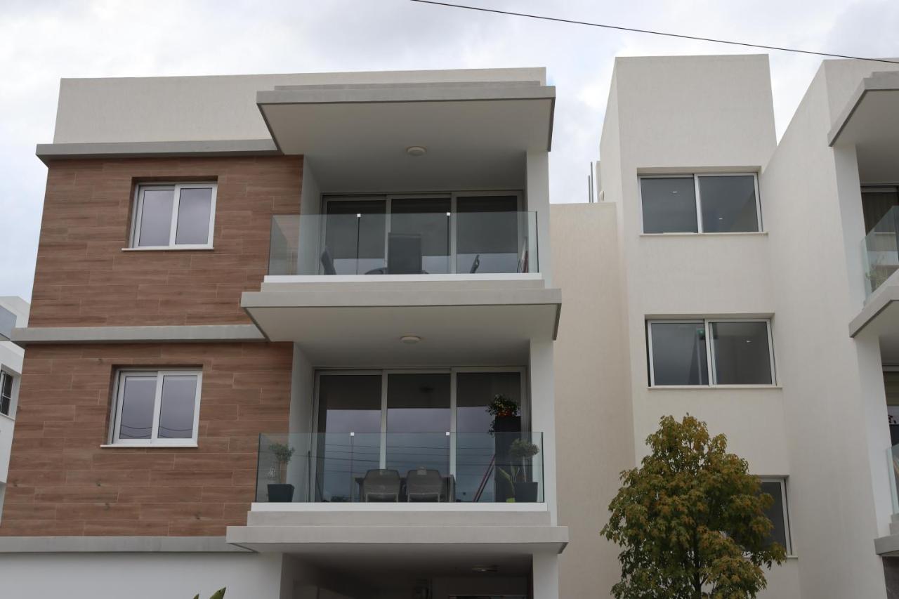 Spacious and Sleek Stay in Engomi - B&B