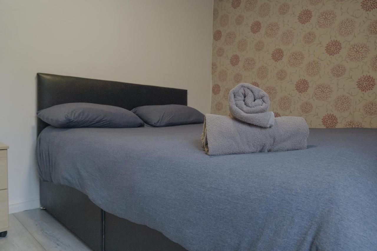 Relaxing Modern 3 Bed, 2 Bedroom Apartment - Secure Parking - Close to Manchester City Centre and Old Trafford - B&B Manchester