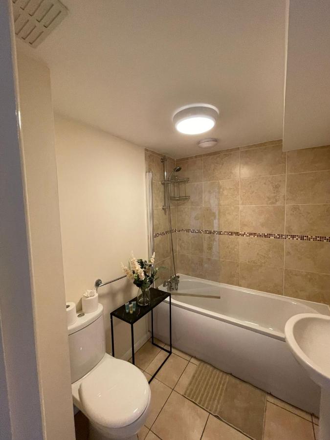 Large Apartments next to East Midlands Airport with Free Gated Parking! - Chambres d'hôtes Castle Donington