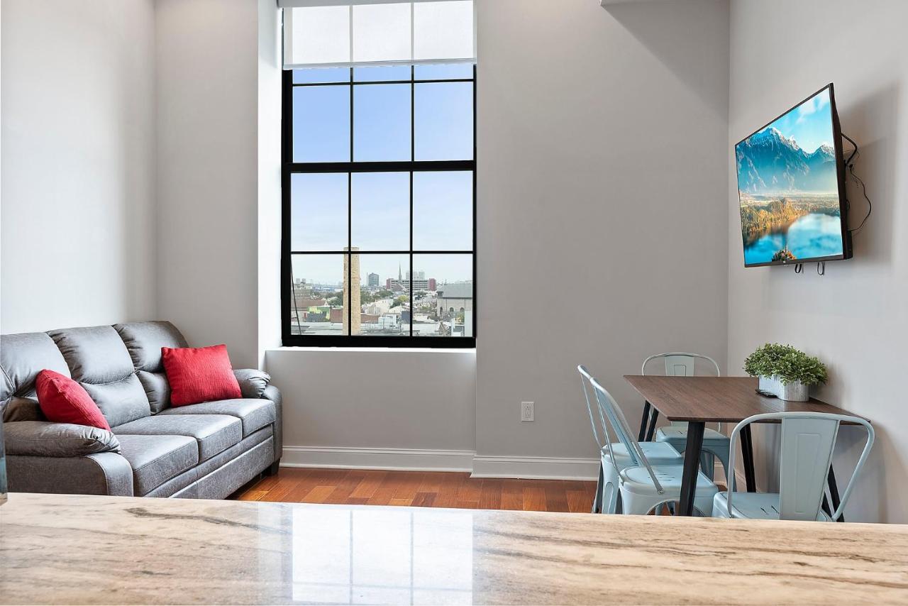 High-end 1br W Rooftop Amenities - Bed and Breakfast Philadelphia