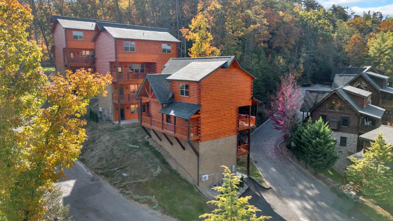 NEW Luxury Cabin with Indoor Pool, Hot Tub, & Theater - B&B