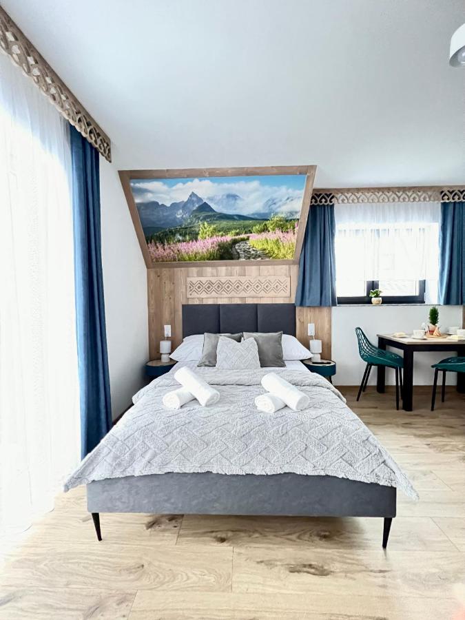 Estudio con vistas a las montañas