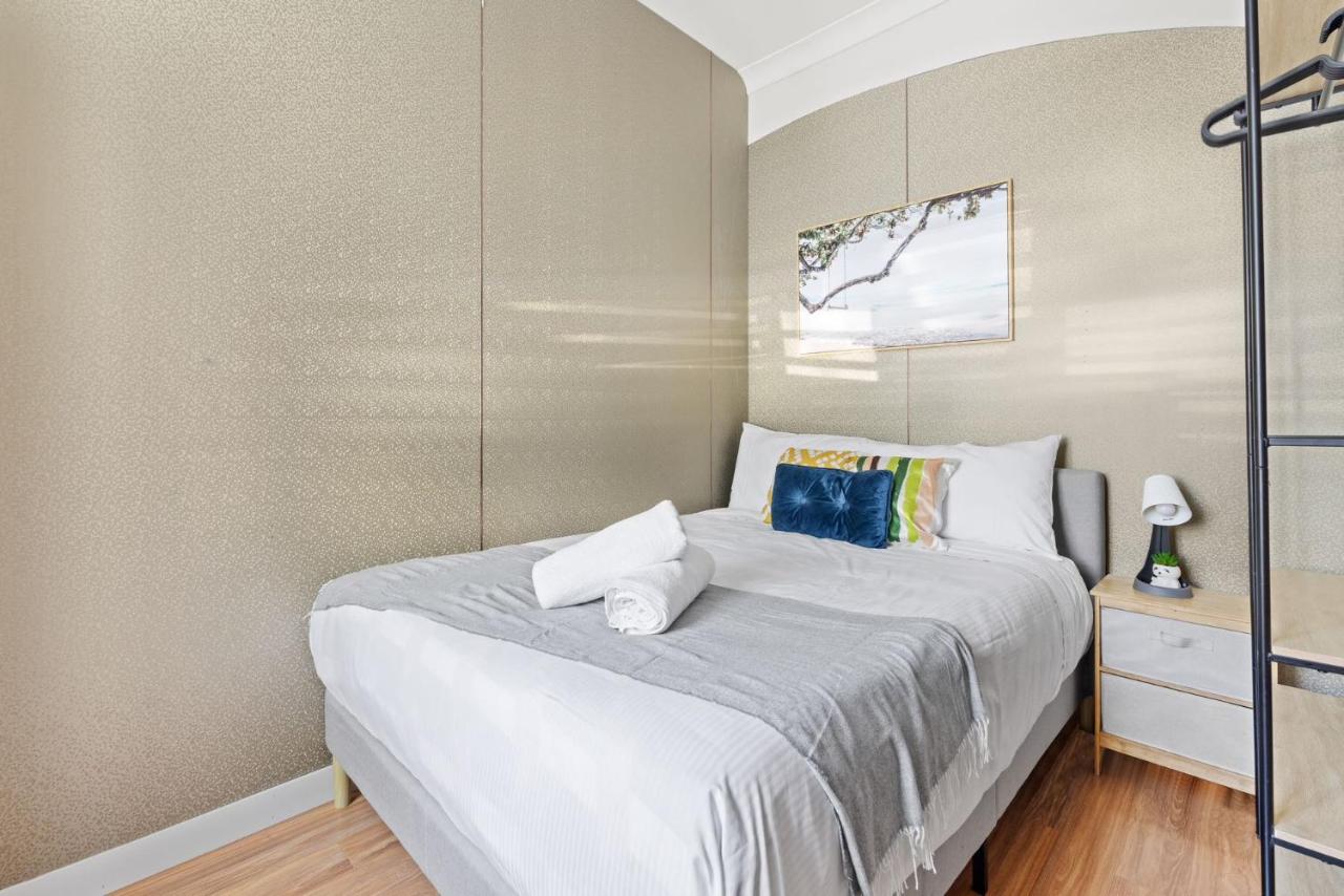 Traditional Double Room in Glebe - Nearby USYD - Shared Bathroom - B&B