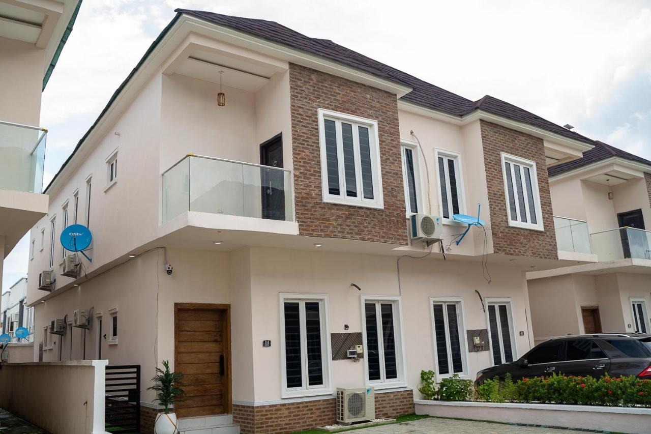ScattHomes Lekki With Swimming Pool, PS5, Gym, Jacuzzi, Free Wifi and many more - Bed and Breakfast Lekki Peninsula