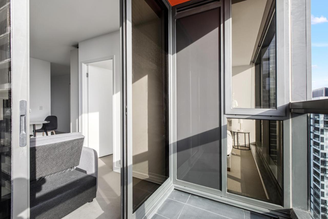 Modern Nomads Prime CBD 2BR Modern City Haven with Pool & Gym - Ferienwohnung Melbourne