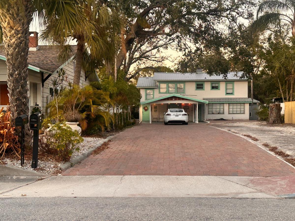 Artsea 2BR Cozy Ample Parking Near Beaches & Lecom Upstairs - B&B Bradenton