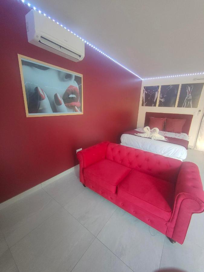 Un amour passionnel,love room,15 min du zoo,piscine couverte et chauffée d'avril à octobre à partager avec d'autres logements et elle est privatisée de 20h à 22h - B&B