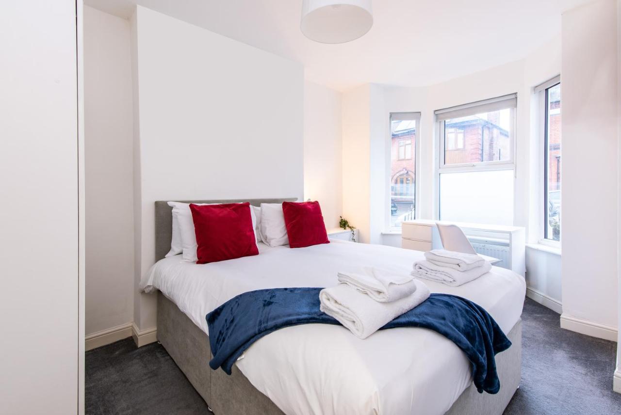 Spacious 4-Bedroom House Near Beeston Town Centre - Bed and Breakfast