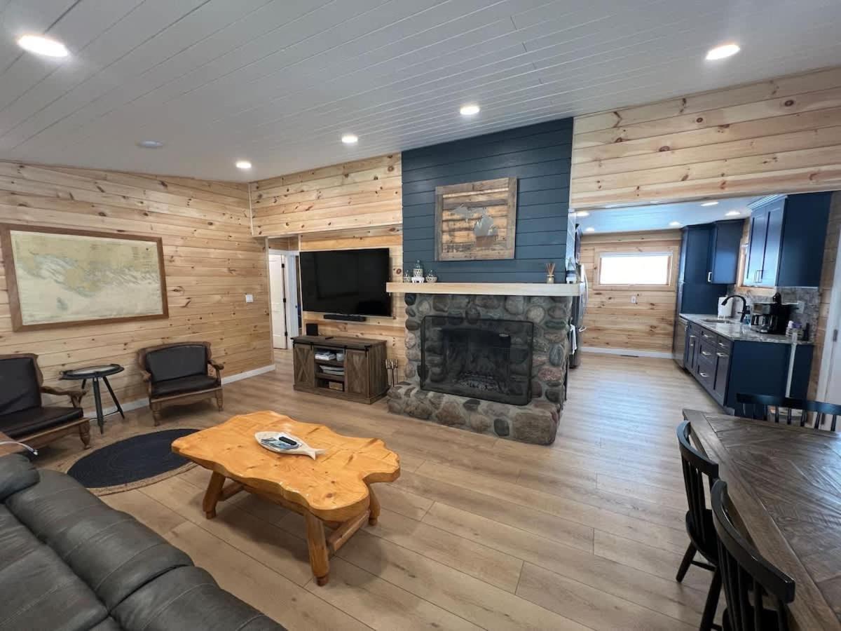 'Lakeside' Cottage with porch and sandy beach - Bed and Breakfast Cedarville