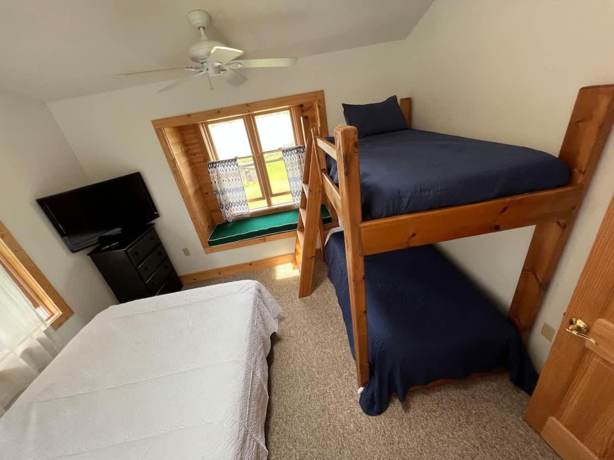 'Northside' Cottage w screened in porch - B&B Cedarville