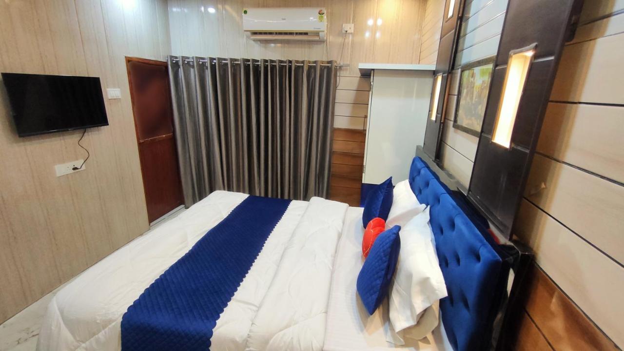 Deluxe Double Room (2 Adults + 1 Child)
