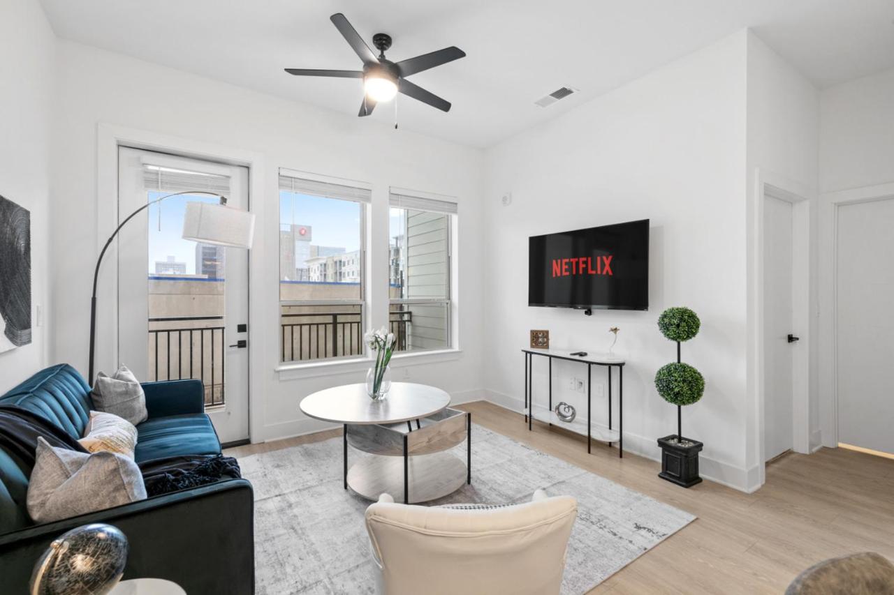 Bright 2-Bedroom Condo in Downtown with Parking - Chambres d’hôtes