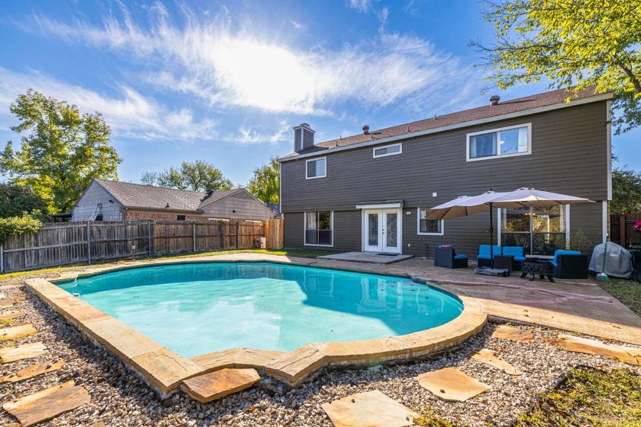 Spacious 4BR Home with Pool BBQ & Games - B&B