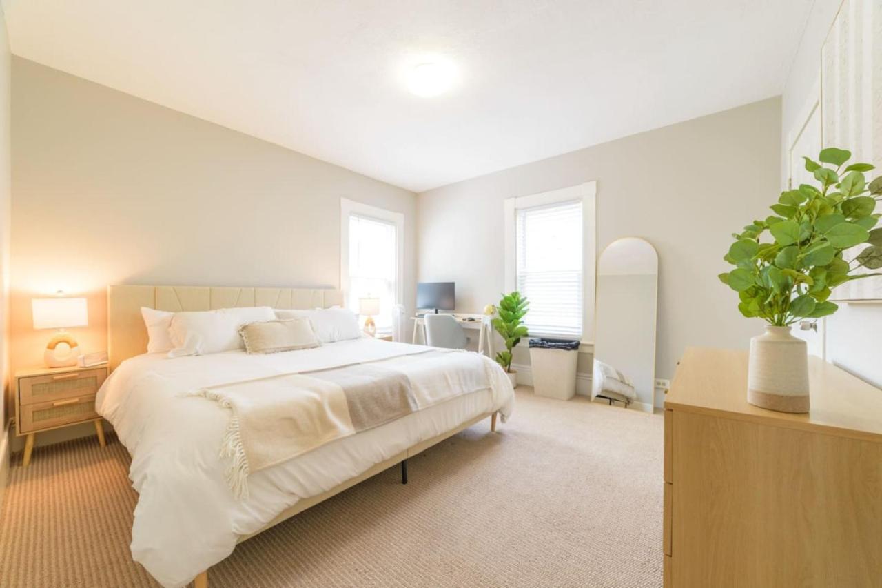 King Bed Downtown Suite Port City Stays - B&B