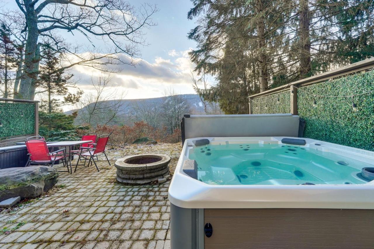 Mtn-View Gem with Deck and Hot Tub in Tannersville - B&B