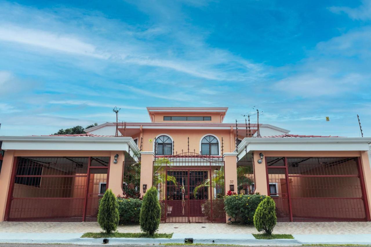 Brisas del Aeropuerto Airport Breezes inn - Chambres d’hôtes Heredia