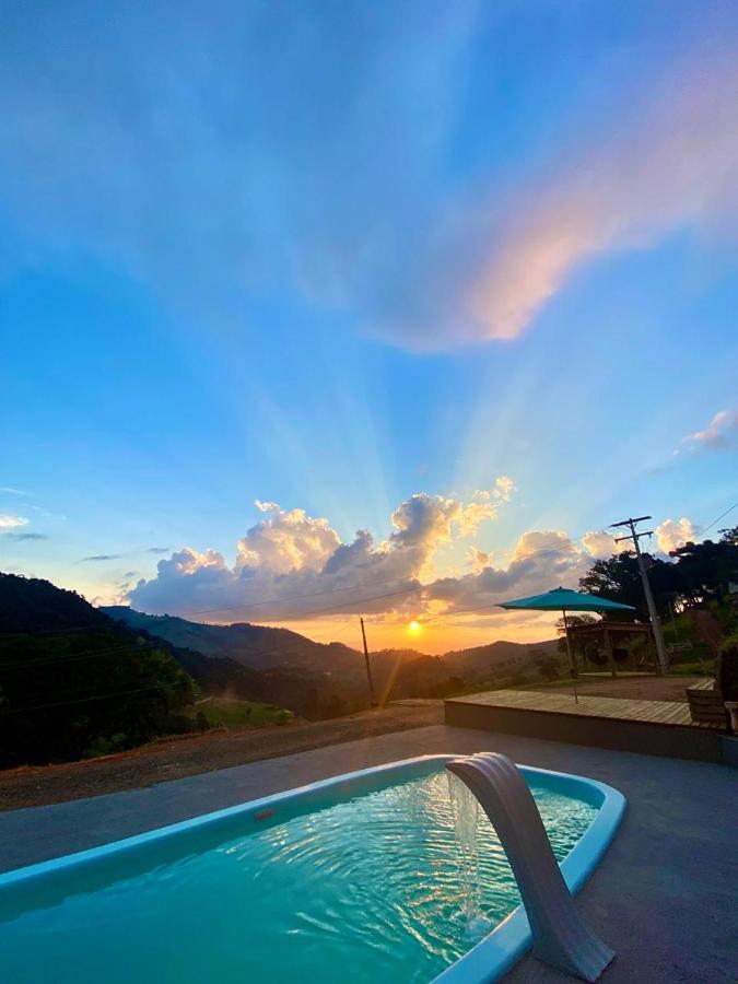 Chalé Mirante da Colina1 com hidro privativa e café da manhã - B&B Córrego do Bom Jesus