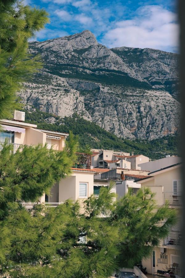 Studio apartment with a balcony and mountain view