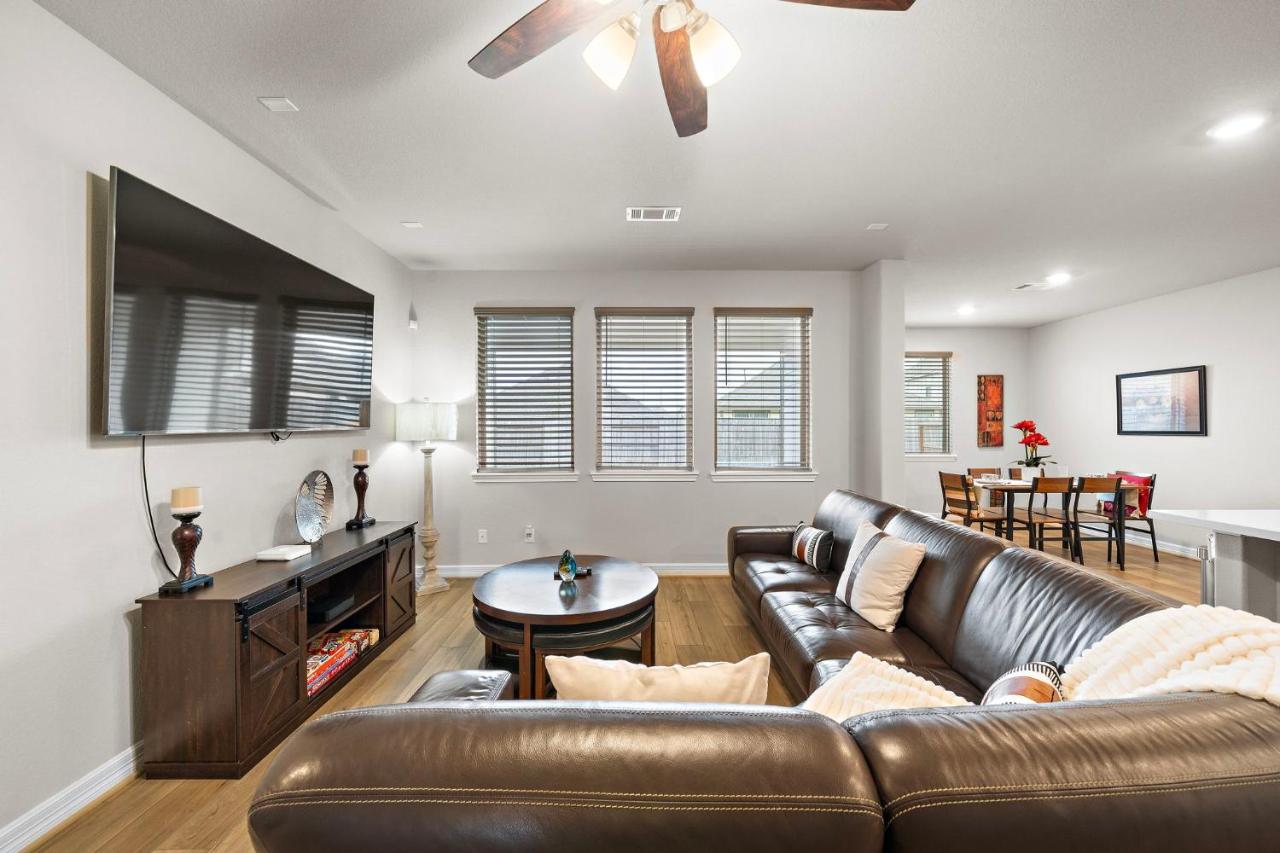Htown Getaway Yard Bbq Parking Games Wifi - B&B