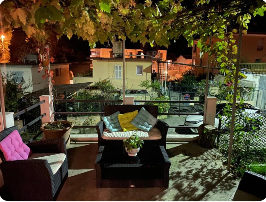 Studio climatisé avec terrasse ombragée dans maison de ville au calme - B&B