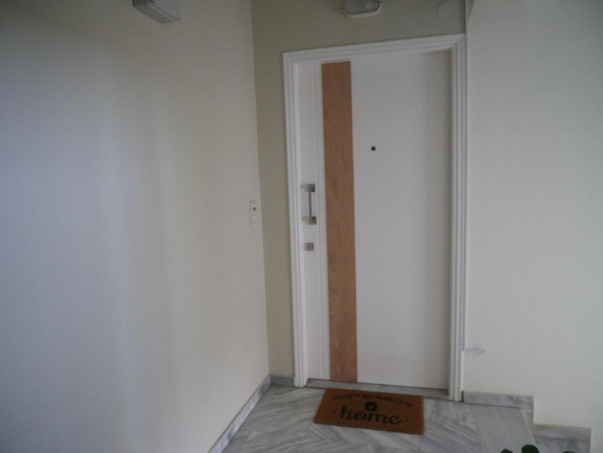 Gio's Central Cosy Apartment with private balcony - B&B Chionáto